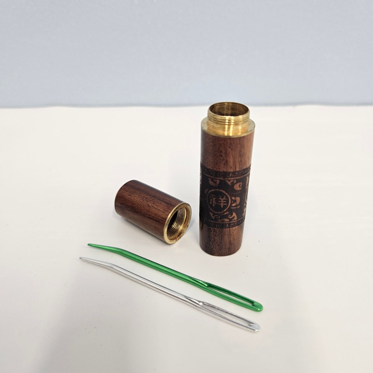 2x Tapestry Needles w/ Wooden Needle Case